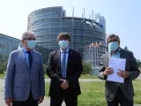 Los abogados Jordi Pina y Francesc Homs, acompañados del expresident huido en Bruselas, Carles Puigdemont, con el recurso presentado por Jordi Turull ante Estrasburgo.