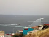 Lanchas de la Guardia Civil se acercan al buque Ángeles Alvariño, durante la búsqueda de las niñas Olivia y Anna en Tenerife.