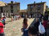 Aínsa recibe a escolares de Biescas, Sabiñánigo y Jaca en el Encuentro de Consejos de Infancia y Juventud de Pirineos