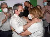 El próximo secretario general del PSOE de Andalucia, Juan Espadas, es felicitado por la candidata Susana Díaz a su llegada a la sede del PSOE andaluz en Sevilla, tras conocerse los resultados en las primarias.