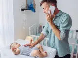 Padre cuidando a su bebé.