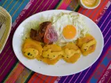 Un plato de llapingachos ecuatorianos con huevo frito.