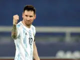 Lionel Messi celebra su gol en el partido entre Argentina y Chile de la Copa América, en el estadio Olímpico Nilton Santos, en Río de Janeiro (Brasil).