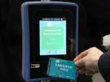 Una T-Mobilitat pasando por el lector de las máquinas validadoras, en una imagen del 2017.