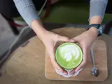 Imagen de un matcha latte, una forma de preparar el té matcha.