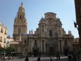 Imagen de la plaza de Belluga, presidida por la fachada plateresca de la catedral de Murcia.