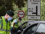 Control policial en área metropolitana de Lisboa en Carregado (Portugal).
