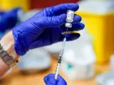 Un trabajador sanitario prepara la primera dosis de la vacuna de Pfizer-BioNTech contra la Covid-19 en Madrid.