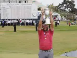 El español Jon Rahm necesitó dos putts para cambiar la historia del Abierto de Estados Unidos que este domingo ganó para conseguir su sexto título del PGA Tour con un brillante final.