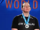 La atleta transgénero neozelandesa Laurel Hubbard, con la medalla de plata de la categoría femenina de más de 90 Kg en el Campeonato Mundial de Halterofilia de 2017, en Anaheim, California (EE UU).