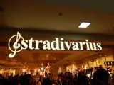 Letrero de una tienda Stradivarius, de Inditex.