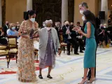 Los reyes hacen entrega de la Medalla de Oro al Mérito en las Bellas Artes a la cantante cubana Omara Portuondo.