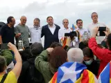 Los siete políticos independentistas indultados este miércoles a las puertas de la prisión catalana de Lledoners.
