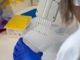 Una investigadora trabaja en el laboratorio de Microbiología del Hospital Universitario de Badajoz en la secuenciación de muestras de coronavirus.