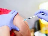 Una persona recibe la primera dosis de la vacuna de Pfizer en Madrid.