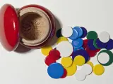 Imagen de un juego de 'la pulga' con fichas de colores.