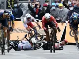 Caleb Ewan y Peter Sagan, en una de las caídas de la tercera etapa del Tour