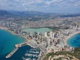 situado en la costa norte de la provincia de Alicante, en la comarca de la Marina Alta. Cuenta con 22 725 habitantes (INE 2019), de los cuales m&aacute;s del 47 % son de nacionalidad extranjera.