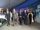 El rey Felipe VI (2i), junto al presidente del Gobierno, Pedro Sánchez (2d), y el consejero delegado de GSMA, John Hoffman (c), durante la inauguración del Mobile World Congress (MWC) que ha abierto sus puertas este lunes en Barcelona, 28/06/2021