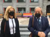 Los socialista reparten mascarillas y pegatinas para recordar los bancos arcoíris por el Día del Orgullo