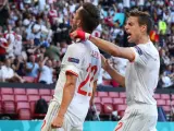 Sarabia y Azpilicueta celebran un gol de España en el Croacia - España