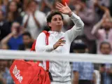 Carla Suárez se despide del público de Wimbledon.