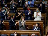 El líder de la oposición, Pablo Casado, aplaudido por la bancada del PP tras su intervención en el Congreso.