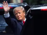 El expresidente de EE UU Donald Trump saluda tras salir de la Torre Trump, en Nueva York.