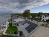 Una casa con varios paneles solares.