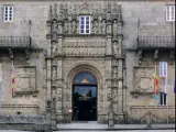 El edificio se encuentra en plena Plaza del Obradoiro de Santiago de Compostela, junto a la célebre catedral que cada año recibe miles de peregrinos. (Foto: Parador de Santiago)