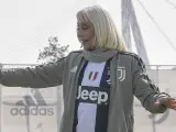 Raffaella Carrà, con la camiseta de la Juventus