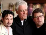 Richard Donner, en el centro, junto a Corey Feldman y Sean Astin