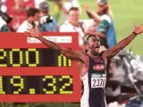 Michael Johnson tras lograr el oro en los 200 metros en Atlanta 1996.