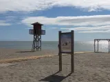 Un cartel indica la prohibici&oacute;n de fumar en una playa de La L&iacute;nea de la Concepci&oacute;n.