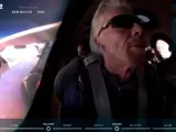 El millonario Richard Branson, en el despegue de su aeronave.