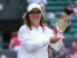 Ane Mintegi levanta el trofeo júnior de Wimbledon.