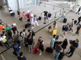 MLG 01-07-2021.-Llegada de turistas de diferentes nacionalidades al aeropuerto de la Costa del Solen Málaga, donde desde hoy comienzan sus vacaciones en la ciudad.-ÁLEX ZEA.
