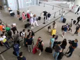 MLG 01-07-2021.-Llegada de turistas de diferentes nacionalidades al aeropuerto de la Costa del Solen M&aacute;laga, donde desde hoy comienzan sus vacaciones en la ciudad.-&Aacute;LEX ZEA.