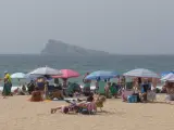 Turistas se refrescan en la playa de Benidorm en la ola de calor