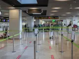 Viajeros en el aeropuerto Adolfo Suárez Madrid-Barajas de Madrid.