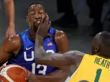 El jugador de Estados Unidos Bam Adebayo recibe un golpe en el rostro.