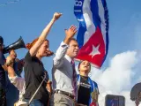 El alcalde de Miami, Francis Suárez, en apoyo a unos manifestantes en Cuba.
