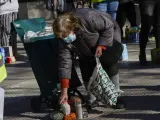 Una mujer recoge los productos de alimentación