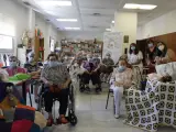 Un grupo de abuelas tejedoras de Collado Villalba posa en su aula de labores.