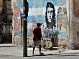 Un hombre camina frente a un mural de Ernesto 'Che' Guevara en La Habana (Cuba).