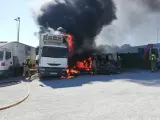 Sucesos.- Bomberos extinguen un "aparatoso" incendio de dos camiones frente a Mercalicante