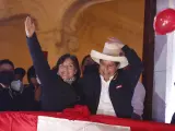 El candidato a la Presidencia de Perú Pedro Castillo, acompañado de su candidata a la Vicepresidencia, Dina Boluarte, saluda tras ser proclamado presidente electo.
