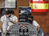 Diversos estudiants durant una trobada en l'European Hyperloop Week (EHW), en el Pavelló d'Esports de la Universitat Politècnica de València (UPV), a València.