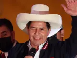 Pedro Castillo saluda tras ser proclamado presidente electo de Perú, en Lima.