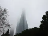 Una de las Cuatro Torres, la de Espacio cubierta de niebla , en Madrid (España)